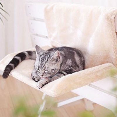 Hamac radiateur pour chat en peluche accroché à un radiateur