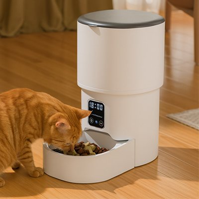 distributeur-automatique-de-croquettes-pour-chat-blanc