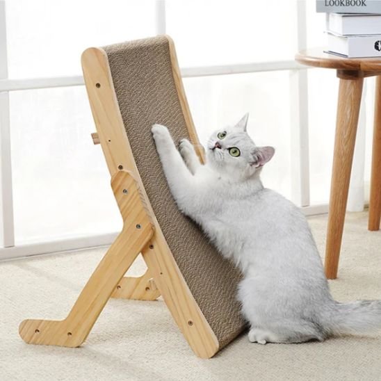 griffoir-pour-chat-en-bois-inclinable