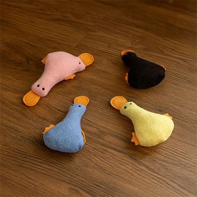 Canard peluche chat - détail bec, pattes orange et papier crépitant