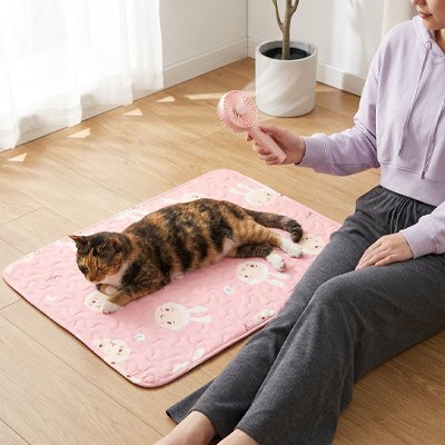 tapis-rafraichissant-chat-lapin-rose